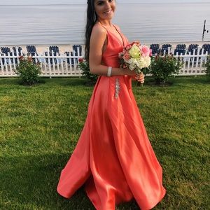 STUNNING SHERRY HILL PROM DRESS !!